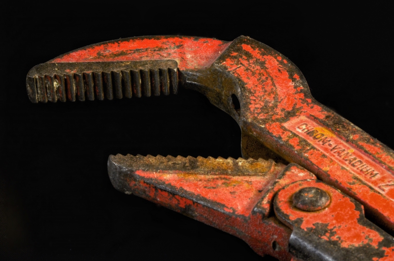 plombier-VALBONNE-min_pipe-wrench-318084